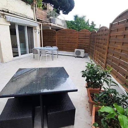 4 People Terrace Parking Air Conditioning *